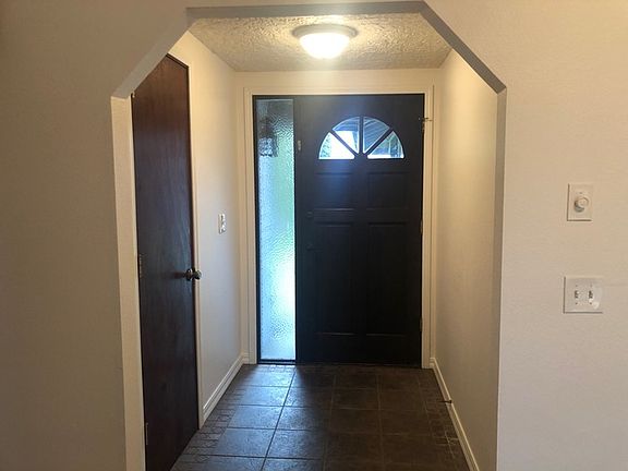 5th image of 709 NE 161st Ct