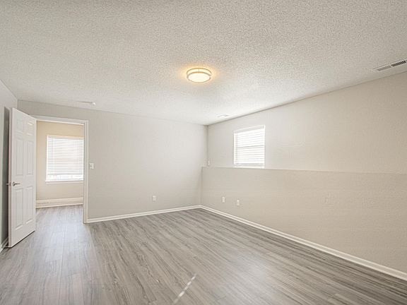 5th image of 806 NE Barnes Dr APT A