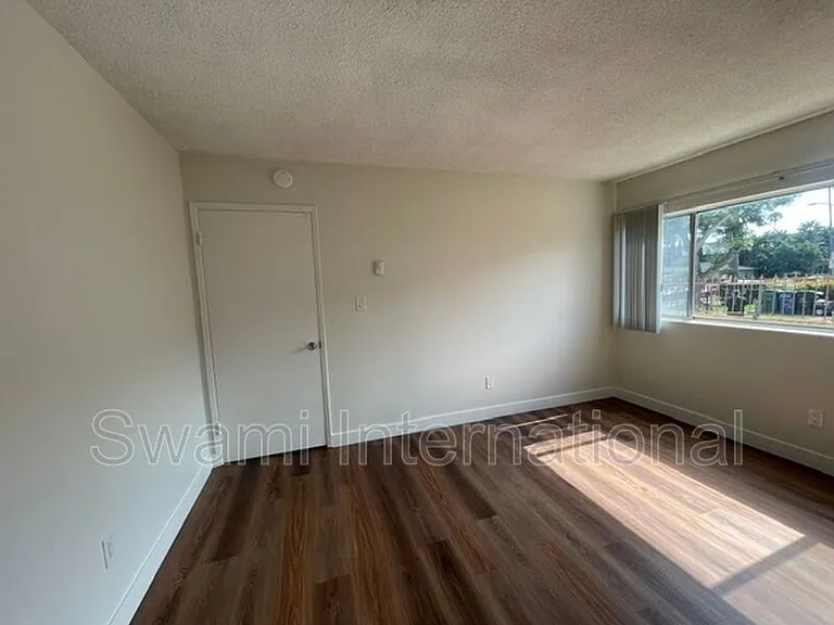 633 E 97th St #1 — Photo 12