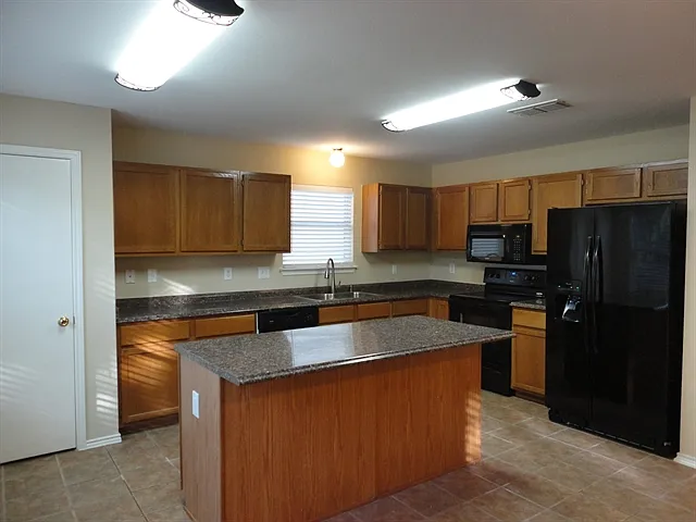 4 bed, 2.5 bath, 2124 sqft, $2,085 — Photo 2
