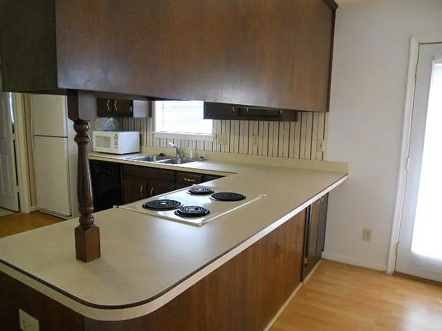 OLDER PHOTO -Countertop with bar stool area for eating adjacent to family room.
UPDATED STOVE - SEE NEW PICTURE