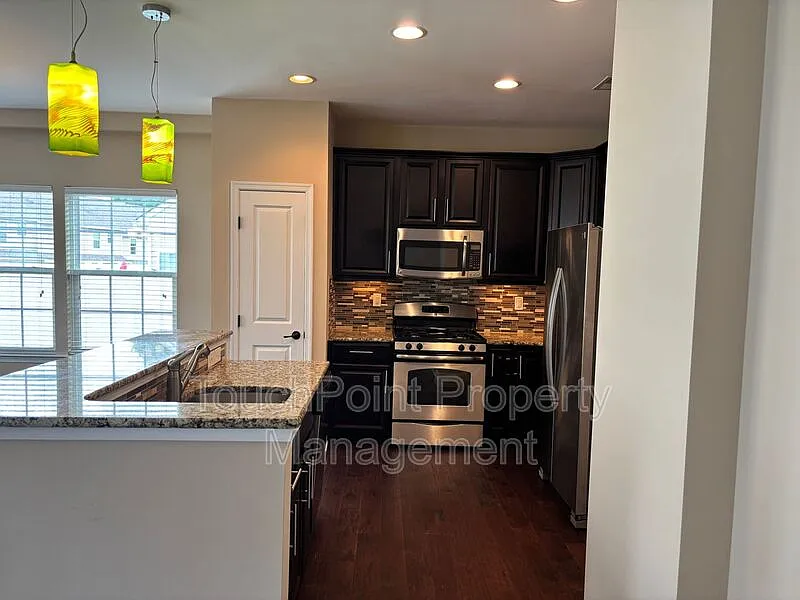 3 bed, 2.5 bath, 1900 sqft, $2,195 — Photo 4