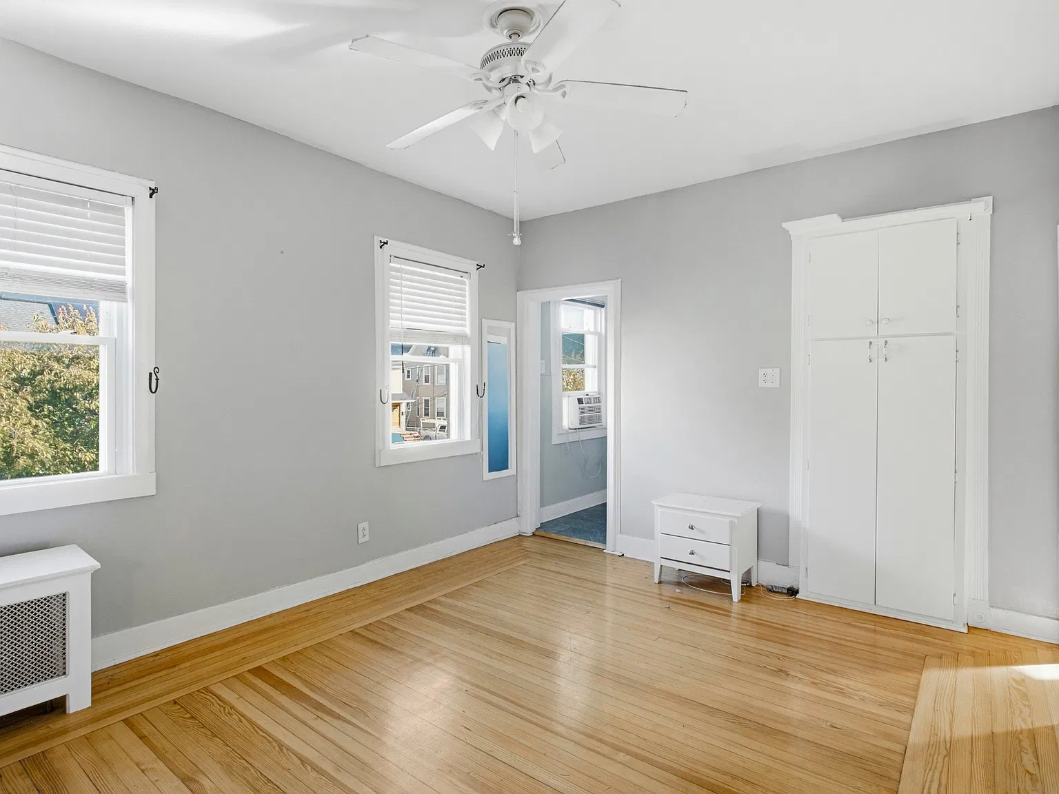 3 bed, 1000 sqft, $2,100 — Photo 2