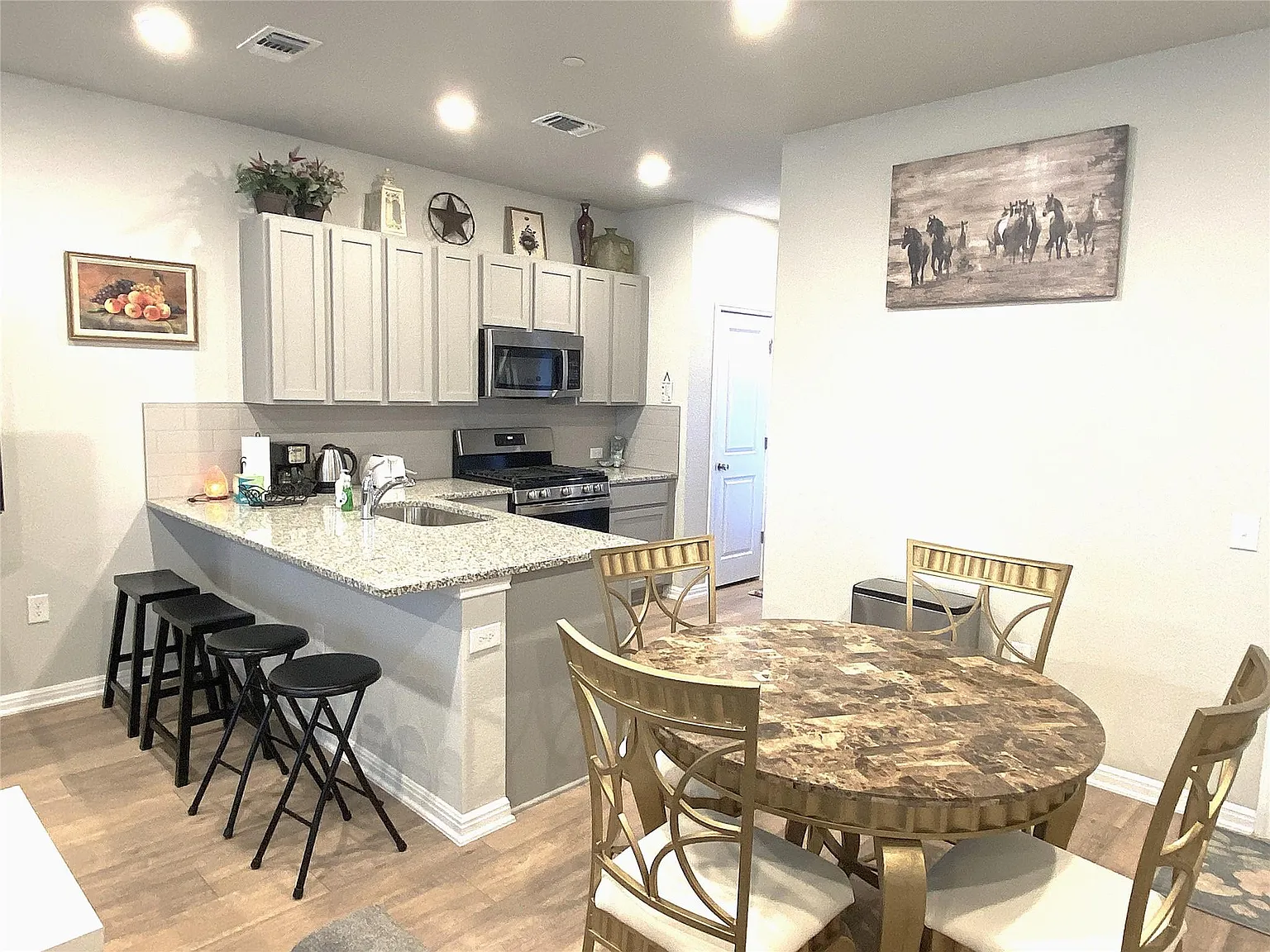 2 bed, 2.5 bath, 1340 sqft, $2,000 — Photo 3