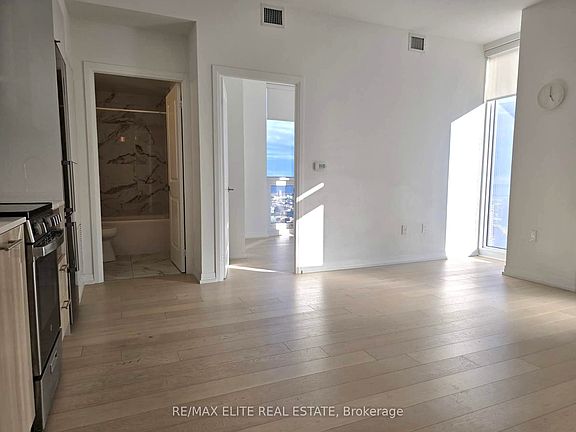 4th image of 251 Jarvis St #Penthouse 5003