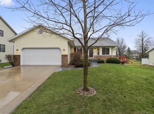 230 Chateau Dr, Cottage Grove, WI 53527