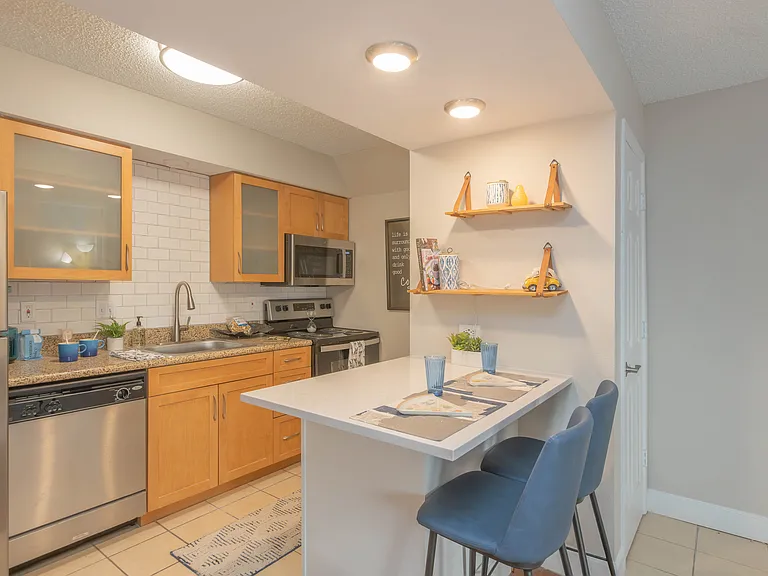 2551 S Loop 289 #1022 — Photo 4