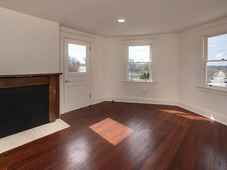 1740 Brewster Ave — Photo 22