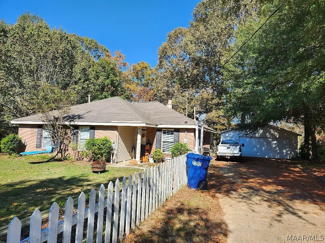 3 bed, 2.0 bath, 1249 sqft, $1,600 — Photo 2