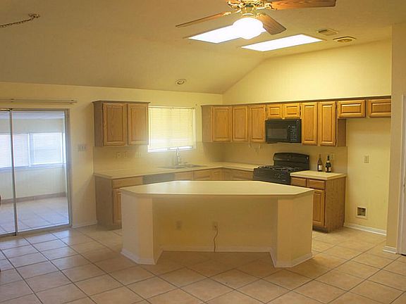 4th image of 16035 Surrey Woods Dr