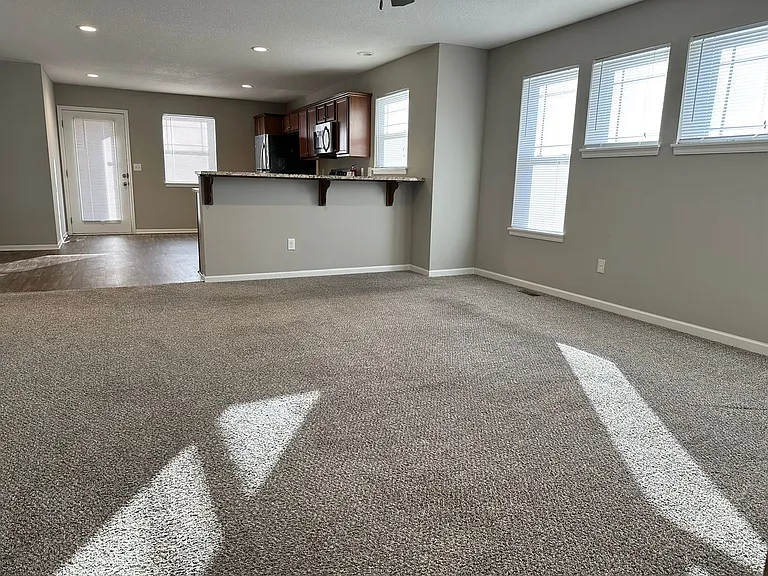 502 SE Maple Dr — Photo 3