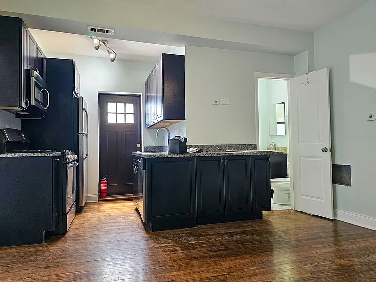 4100 N Kedzie Ave #2E — Photo 2