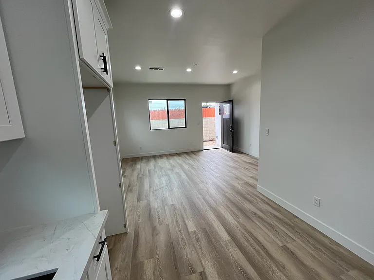 4417 Phelan Ave — Photo 8