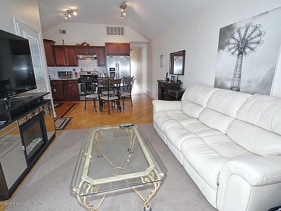 4th image of 186 Hylan Blvd #2C