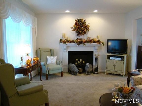 Living RoomGas Fireplace