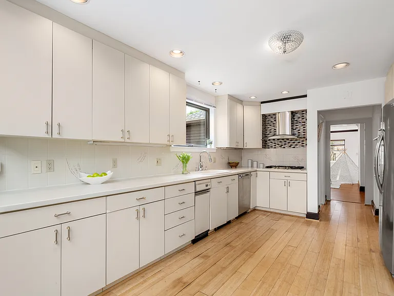 832 Chestnut St — Photo 10