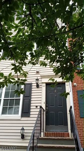 2 bed, 2.5 bath, 1352 sqft, $2,450 — Photo 1