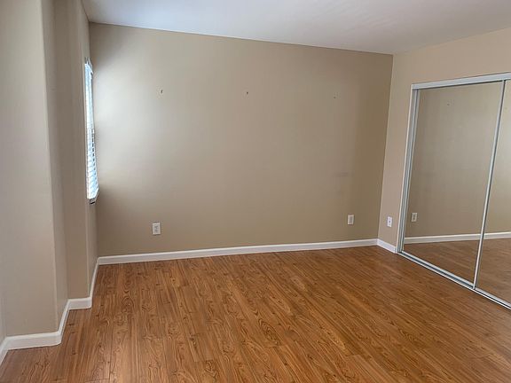 5th image of 10827 Hortense St #1