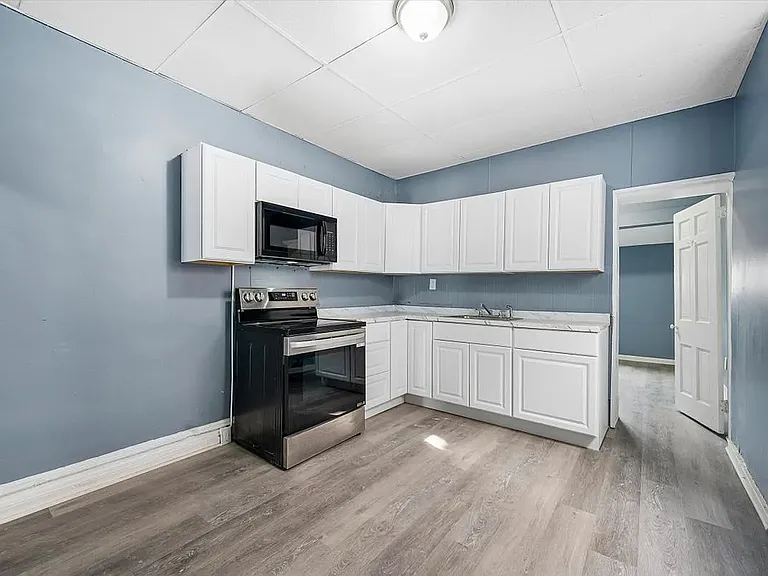1110 Morton Ave — Photo 3