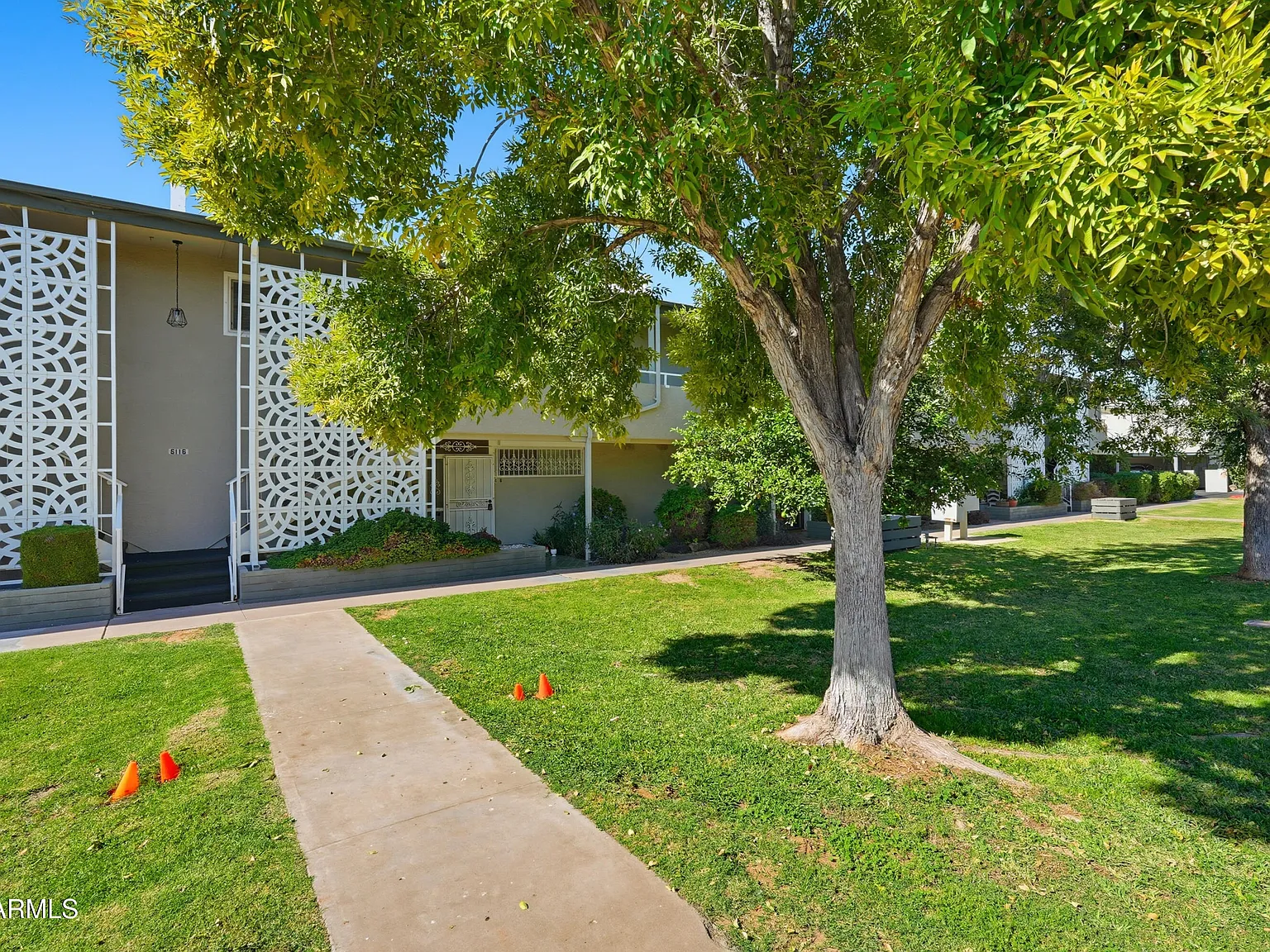 2 bed, 2.0 bath, 1302 sqft, $2,400 — Photo 2