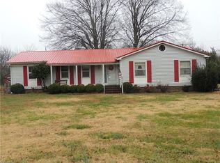 1017 Pineknoll St, Liberty, NC 27298