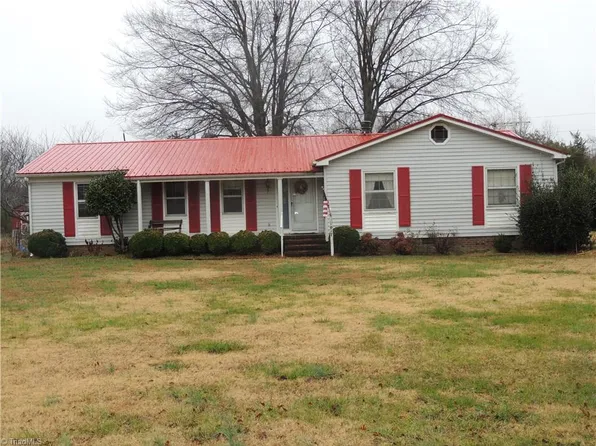 1017 Pineknoll St, Liberty, NC 27298