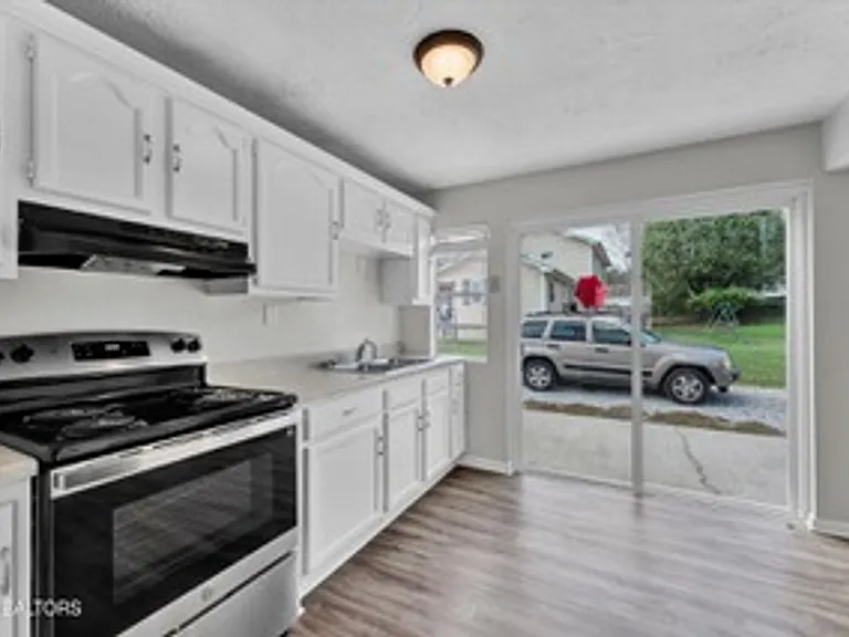 219 W Fairview Rd — Photo 6