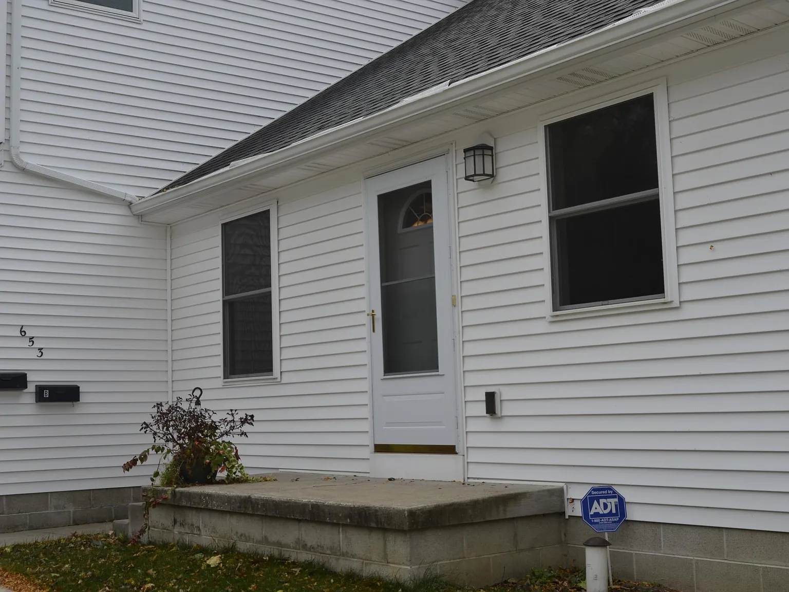 2 bed, 1800 sqft, $1,150 — Photo 1