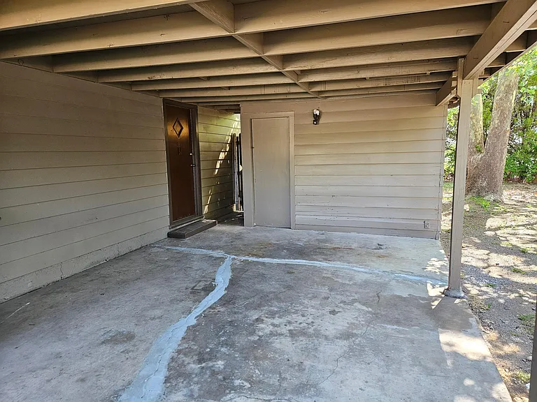 2813 NW Morningside Dr — Photo 2