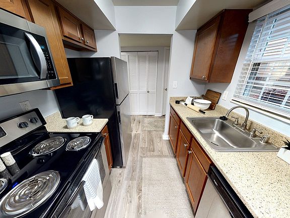 2nd image of 3260 Commodore Dr #1973101