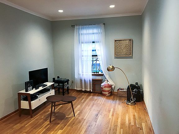 3rd image of 33 W 63rd St APT 5E1
