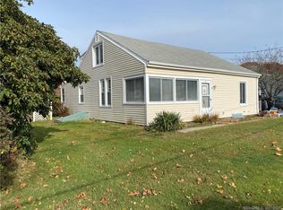 6 9th Ave, Waterford, CT 06385