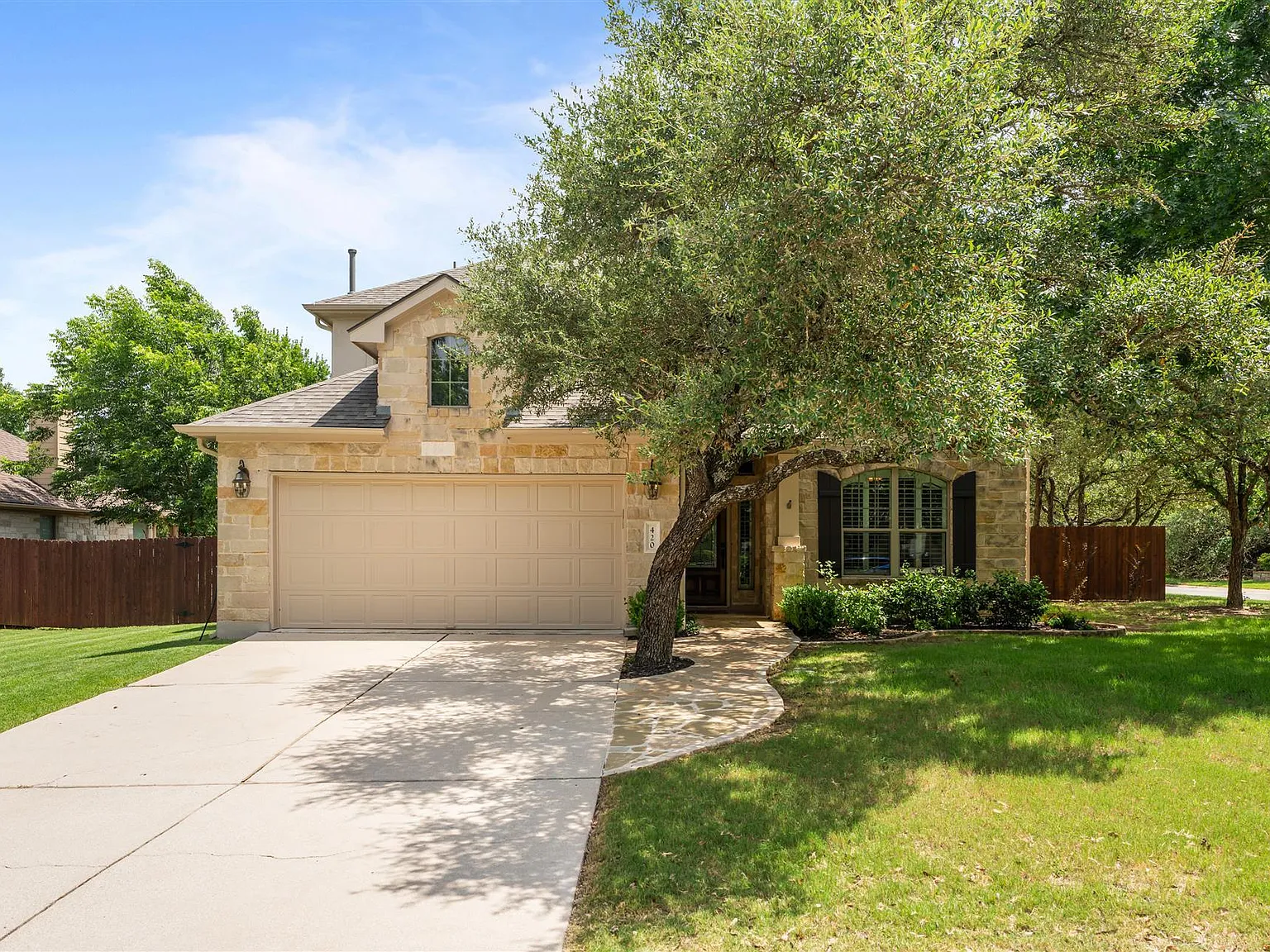 5 bed, 3.0 bath, 2828 sqft, $3,900 — Photo 2