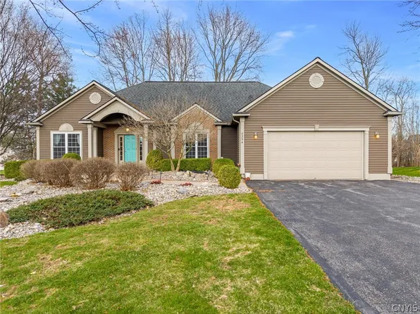 8394 Twin Flowers Rd, Baldwinsville, NY 13027