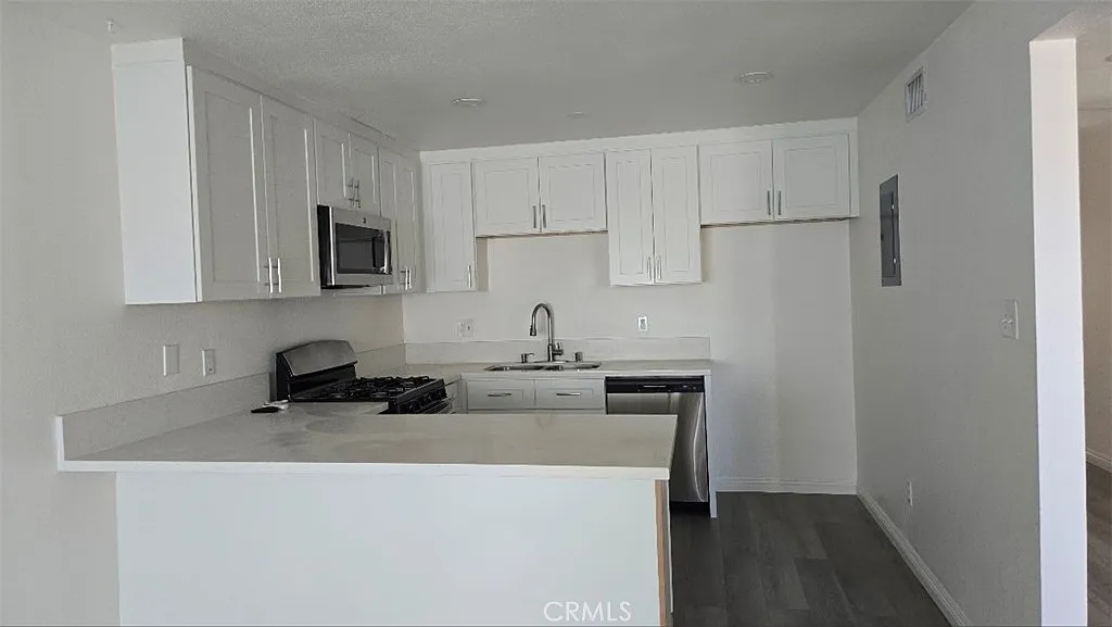 3 bed, 1300 sqft, $3,200 — Photo 2