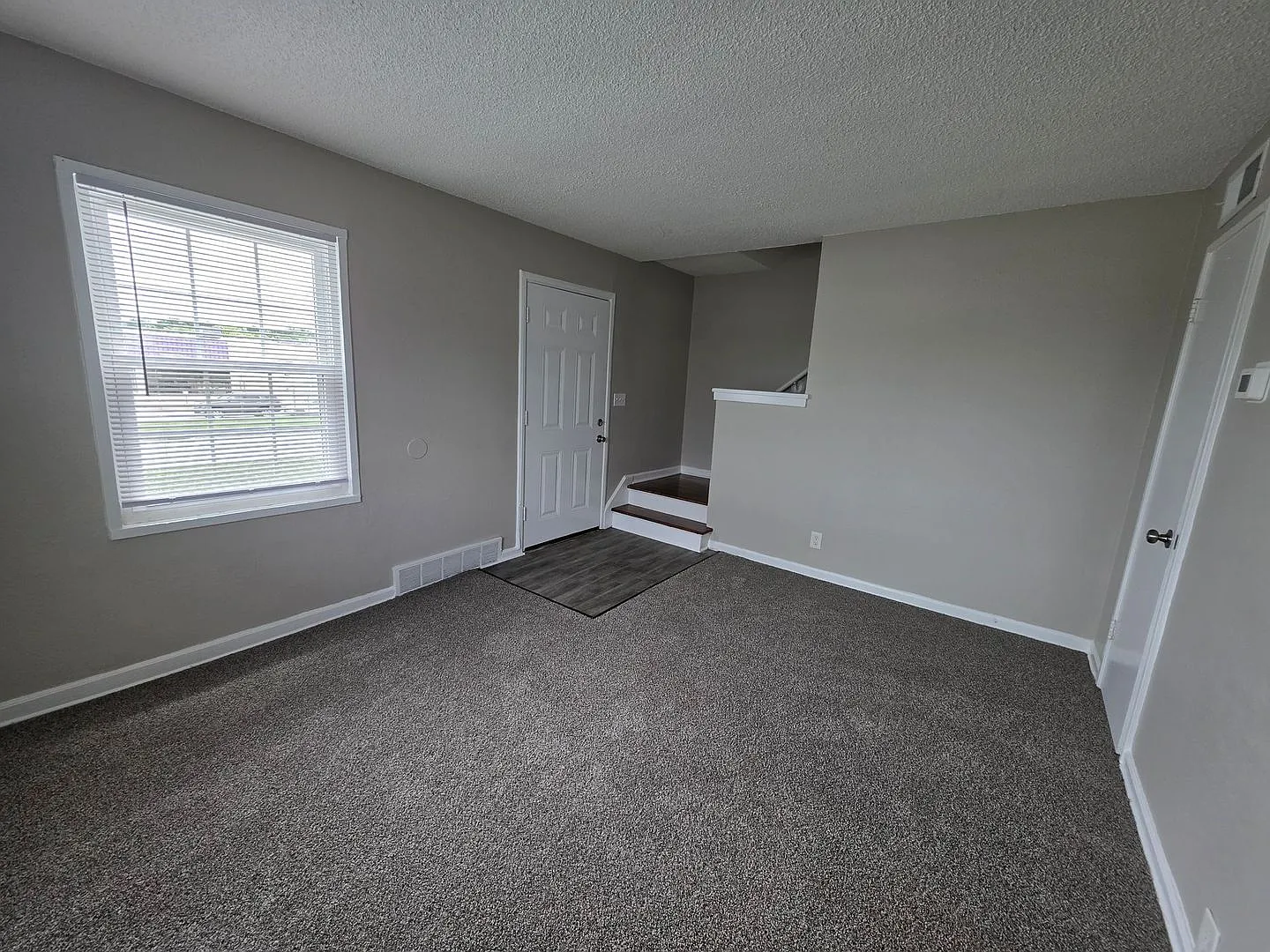 Spacious 2 Bed, 1.5 Bath Duplex Near Red Bridge — Photo 3