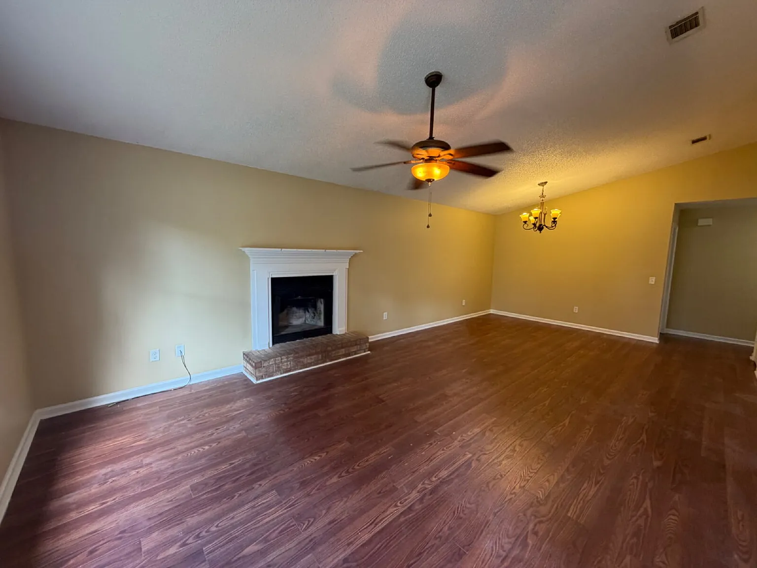 3 bed, 2.0 bath, 1305 sqft, $1,600 — Photo 2