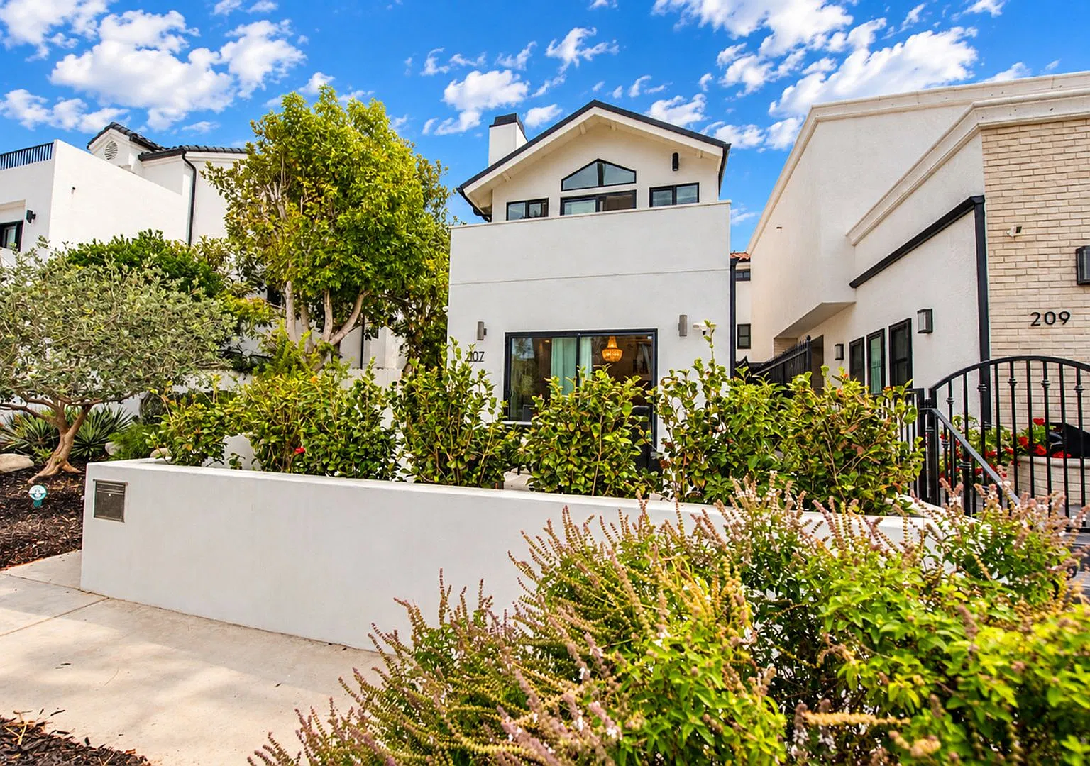 Turnkey Coastal Luxury in Downtown HB Home — Photo 1