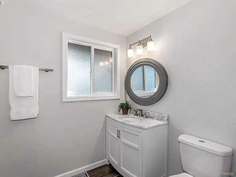 1098 NE Kathryn St — Photo 7