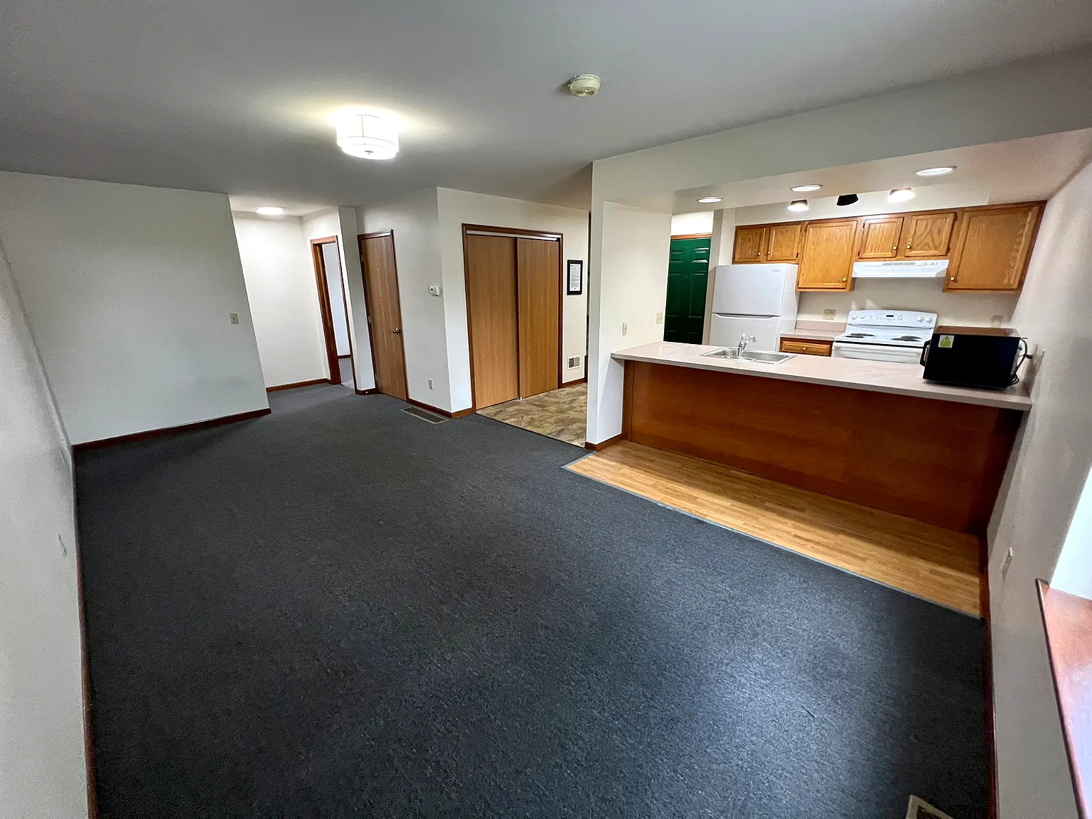 4 bed, 1300 sqft, $2,090 — Photo 3