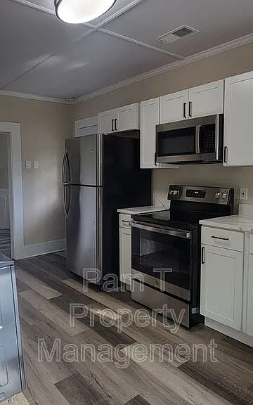16 Helmken St — Photo 7