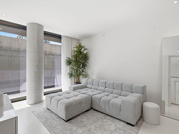 2nd image of 242 Rue Young #705