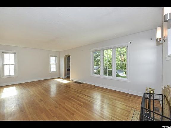 4th image of 323 E Hubbard Ave