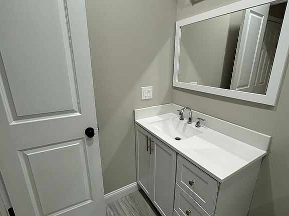 4th image of 62 Ebony St #Basement