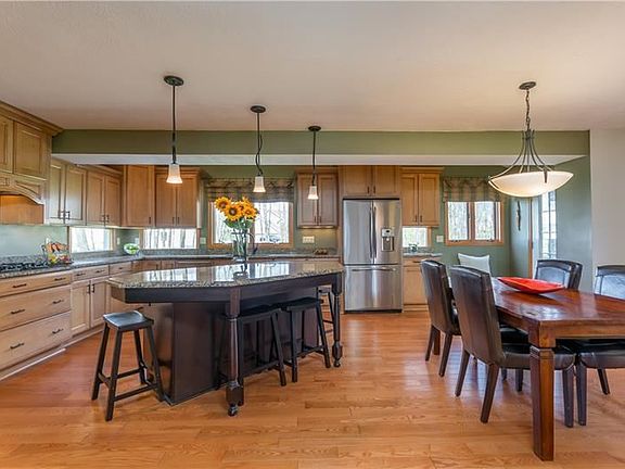 4th image of 412 Chestnut Grv