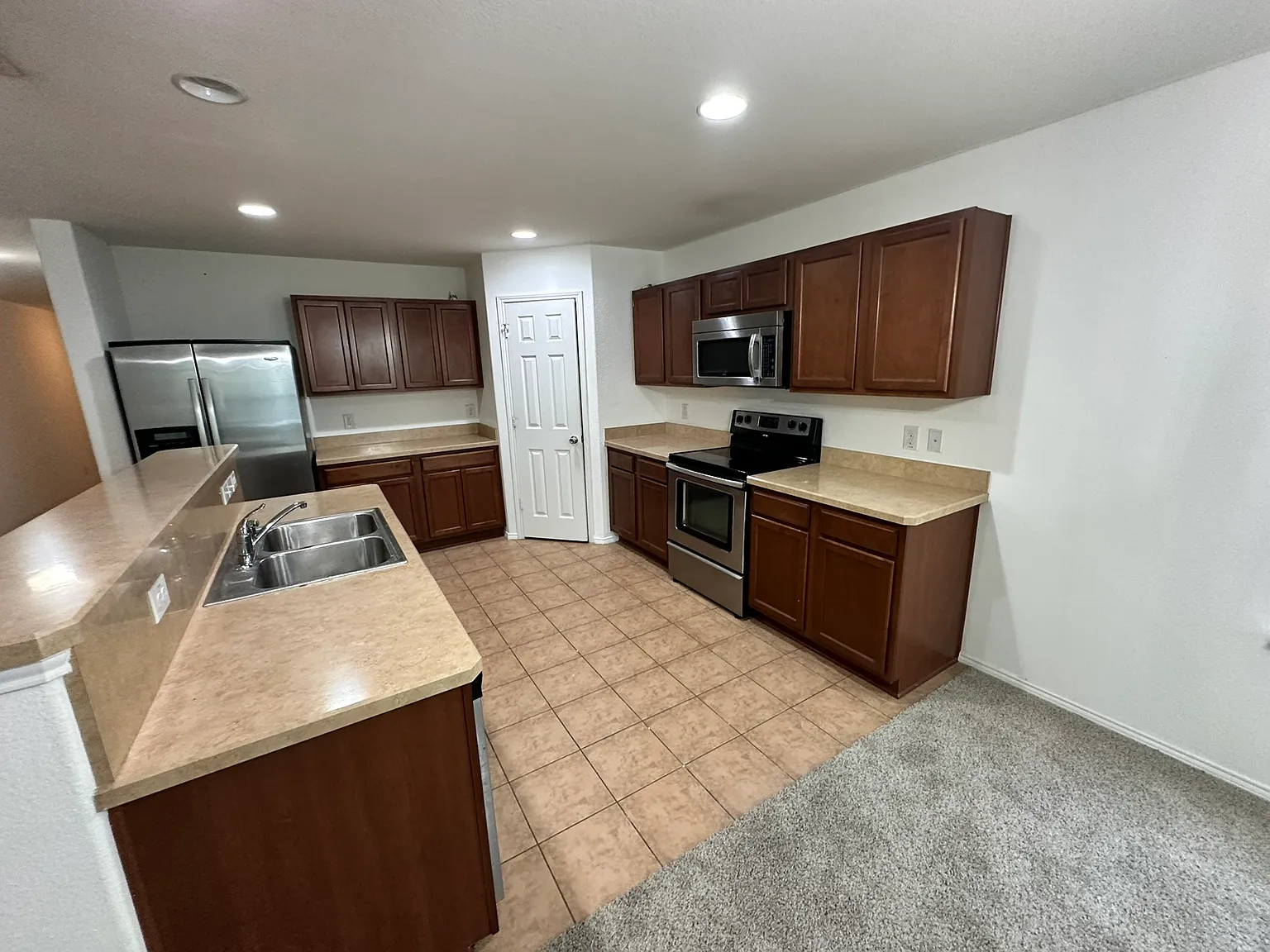 3 bed, 2098 sqft, $2,350 — Photo 3