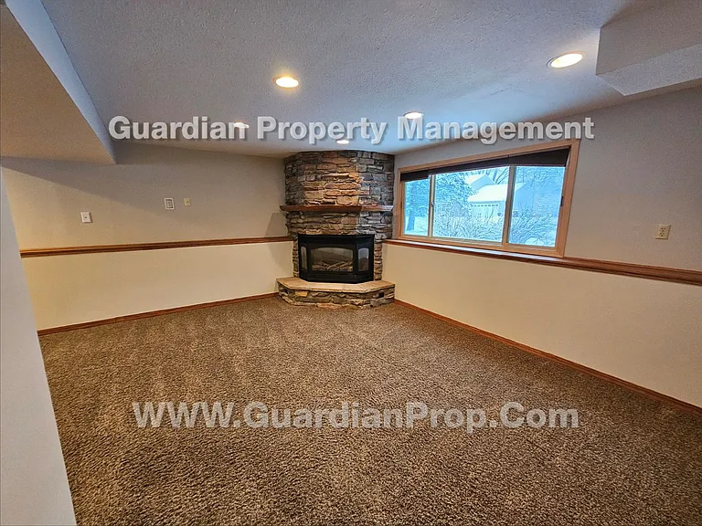 3335 Urbandale Ln N — Photo 16