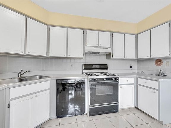 2nd image of 2715 Mint Dr