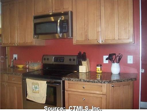 New kitchen w/granite & stainless
