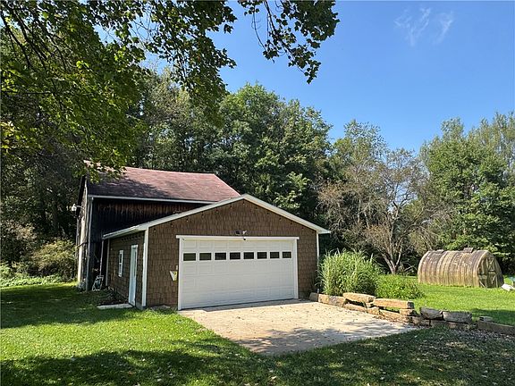 3rd image of 4124 Hemlock Rd